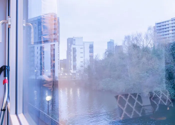 Whole Two Bed, One Bedroom With Riverside View - Secure Parking - Close To Centre And Old Trafford