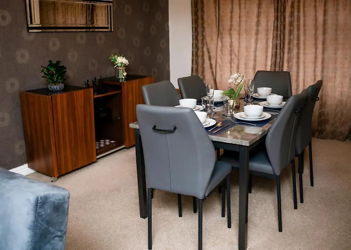 Modern & Spacious 4 Bedroom Residence In Manchester Apartman *