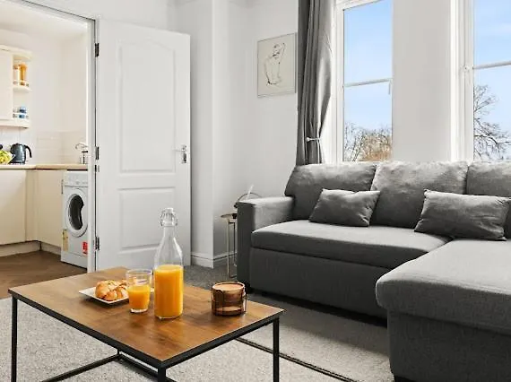 Arosa Escape- Modern2 Bed Suite,sleeps 5,free Parking,ps4,kingbed,wifi,near Christies *