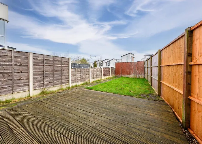 Spacious 3 Bedroom House For Single & Group Upto 10 Guests And Free Parking For 3 Cars