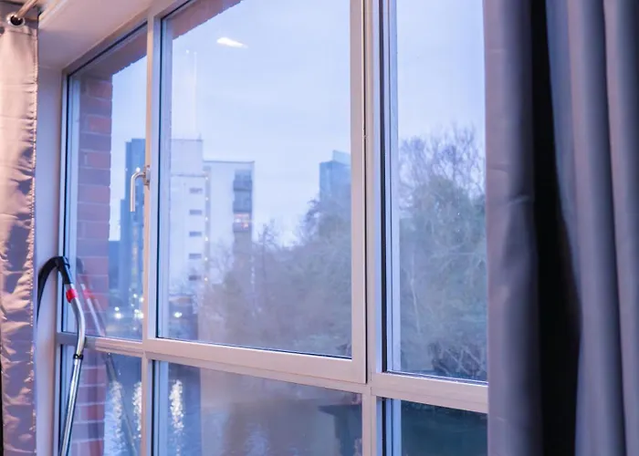 Apartment Whole Two Bed, One Bedroom With Riverside View - Secure Parking - Close To Centre And Old Trafford