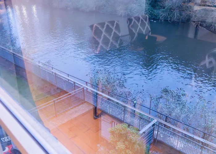 Apartment Whole Two Bed, One Bedroom With Riverside View - Secure Parking - Close To Centre And Old Trafford Manchester