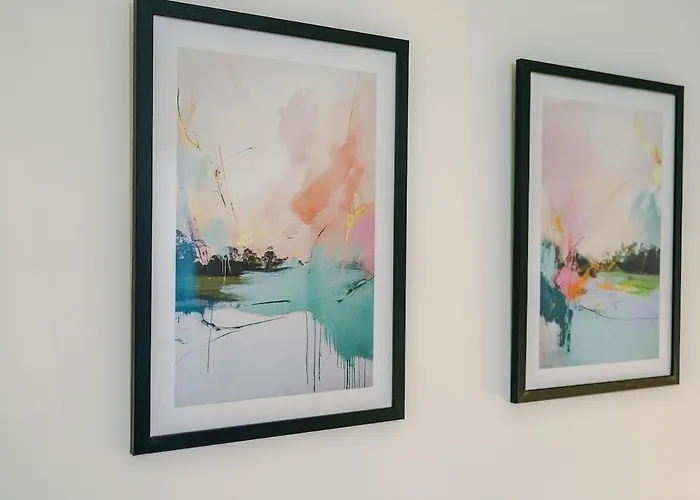 Stylish 2 Bedroom, 2 Bathroom With Free Parking