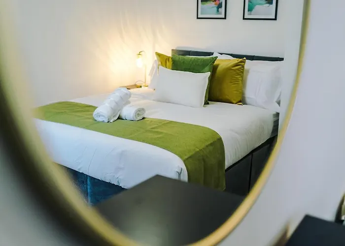 Apartment Stylish 2 Bedroom, 2 Bathroom With Free Parking *