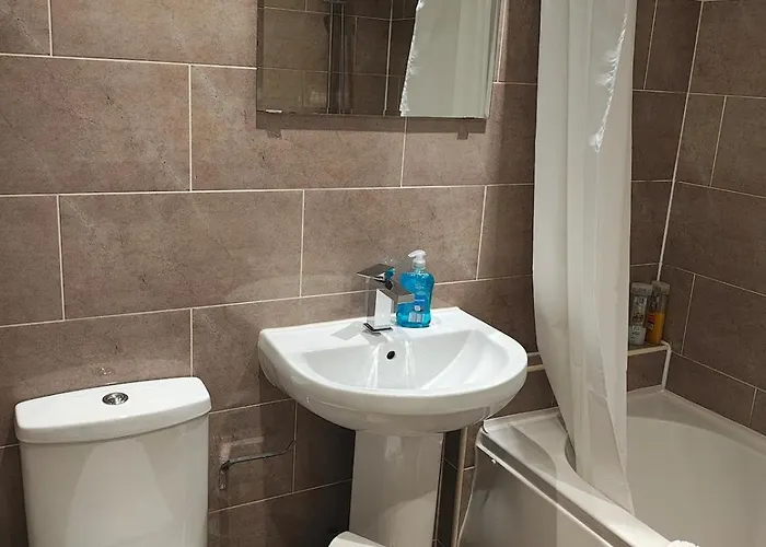 Deluxe 4-bed Near Etihad Stadium & C0-0p Arena, Sleeps 9 *