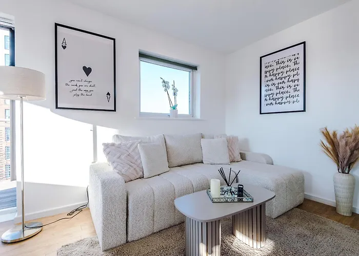 Stylish Mcr 1br Etihad Coop Live Parking