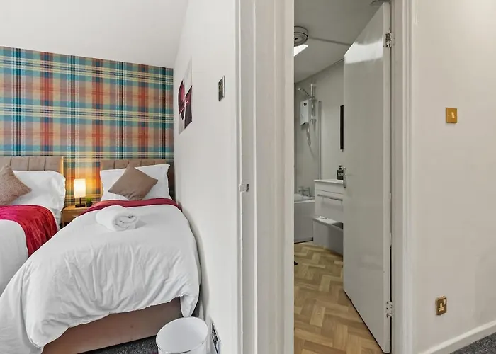 Modern 4 Bedroom House For 9 Guests With Free Parking By The Cosy Corner Nationwide *