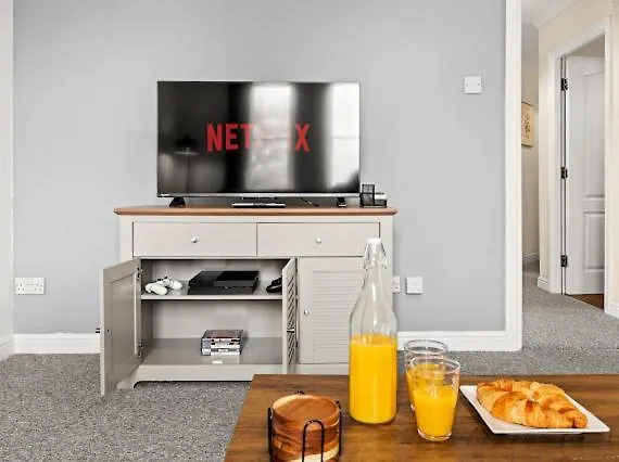 Arosa Escape- Modern2 Bed Suite,sleeps 5,free Parking,ps4,kingbed,wifi,near Christies 맨체스터