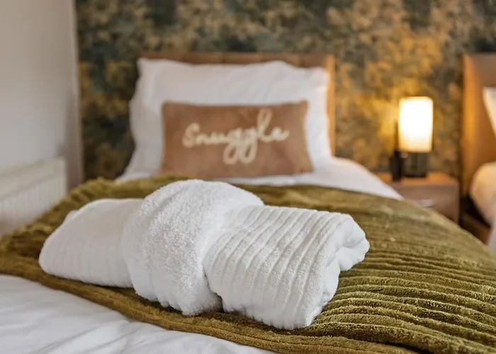 Modern 4 Bedroom House For 9 Guests With Free Parking By The Cosy Corner Nationwide Апартаменты