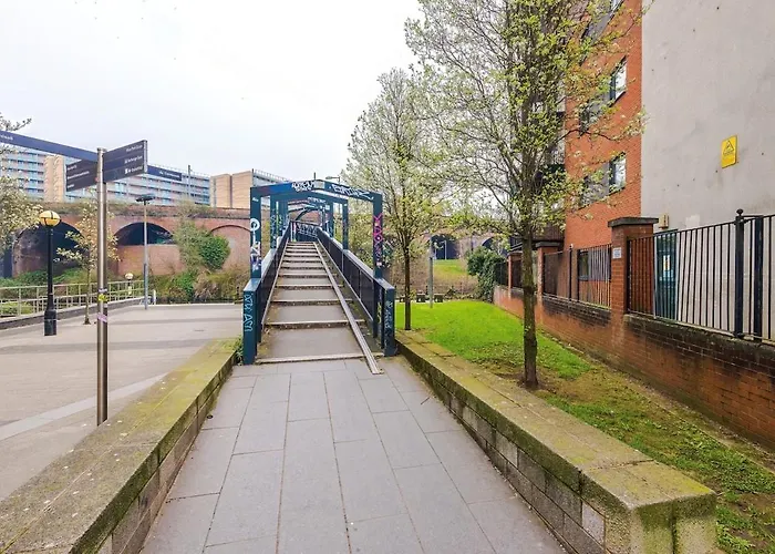 Stylish 2 Bedroom, 2 Bathroom With Free Parking *