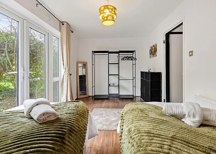 Modern 4 Bedroom House For 9 Guests With Free Parking By The Cosy Corner Nationwide 아파트 *