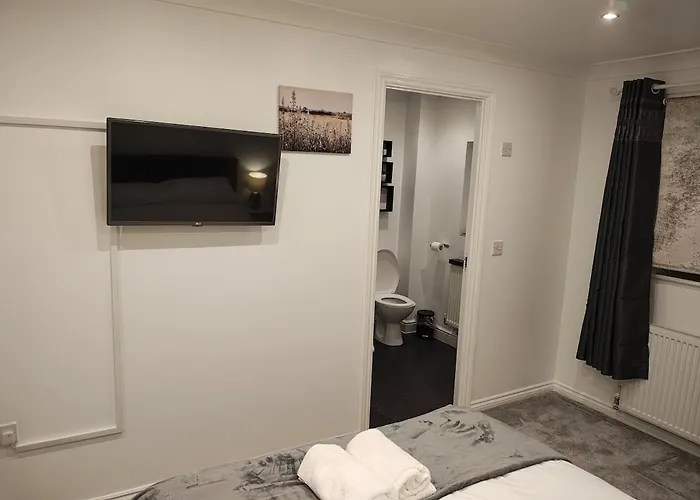 Deluxe 4-bed Near Etihad Stadium & C0-0p Arena, Sleeps 9