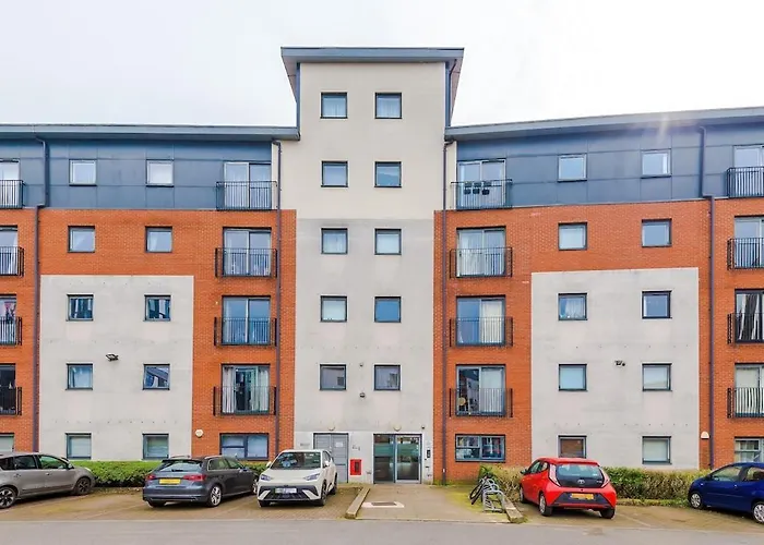 Stylish 2 Bedroom, 2 Bathroom With Free Parking *