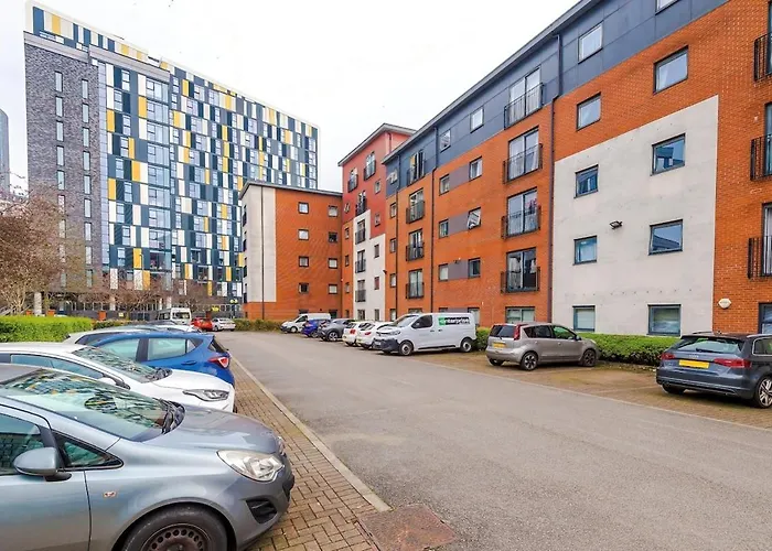 Stylish 2 Bedroom, 2 Bathroom With Free Parking Apartment *