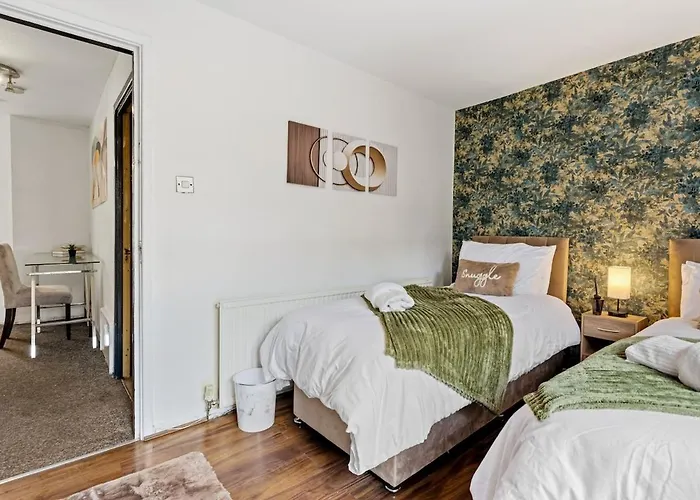 아파트 Modern 4 Bedroom House For 9 Guests With Free Parking By The Cosy Corner Nationwide