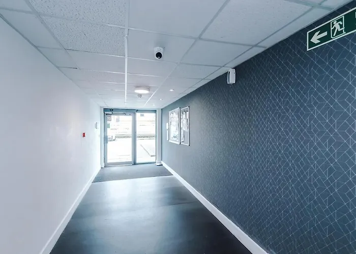 Stylish 2 Bedroom, 2 Bathroom With Free Parking *