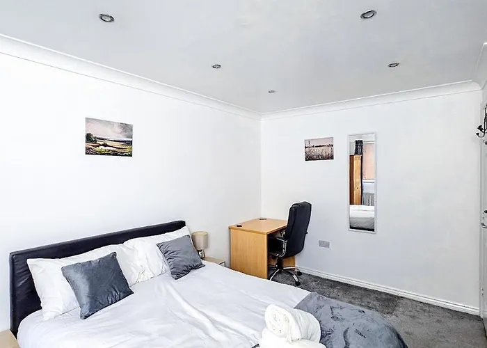 Deluxe 4-bed Near Etihad Stadium & C0-0p Arena, Sleeps 9 아파트
