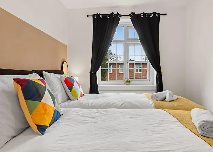 Modern 4 Bedroom House For 9 Guests With Free Parking By The Cosy Corner Nationwide * Манчестер