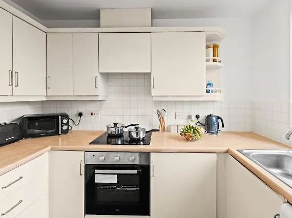 Arosa Escape- Modern2 Bed Suite,sleeps 5,free Parking,ps4,kingbed,wifi,near Christies * Manchester