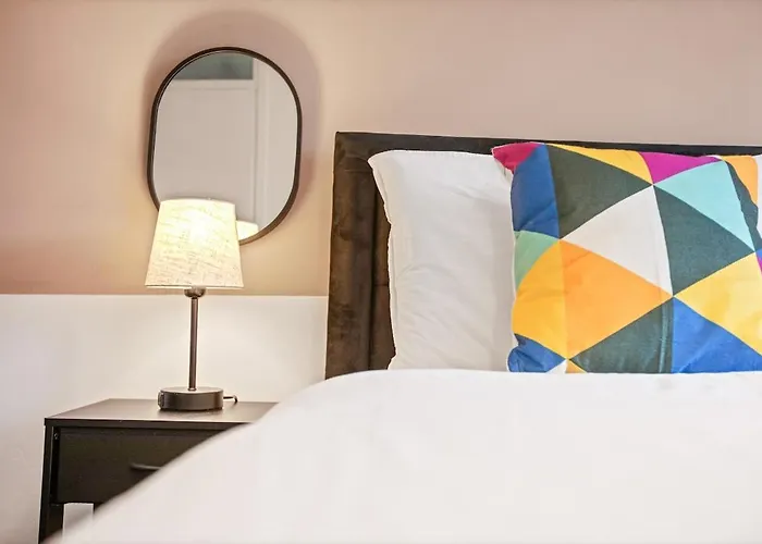 Modern 4 Bedroom House For 9 Guests With Free Parking By The Cosy Corner Nationwide Апартаменты *