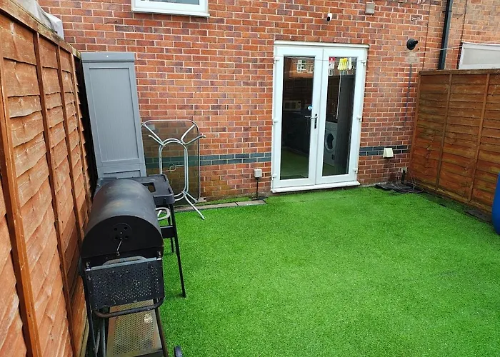 Deluxe 4-bed Near Etihad Stadium & C0-0p Arena, Sleeps 9 *