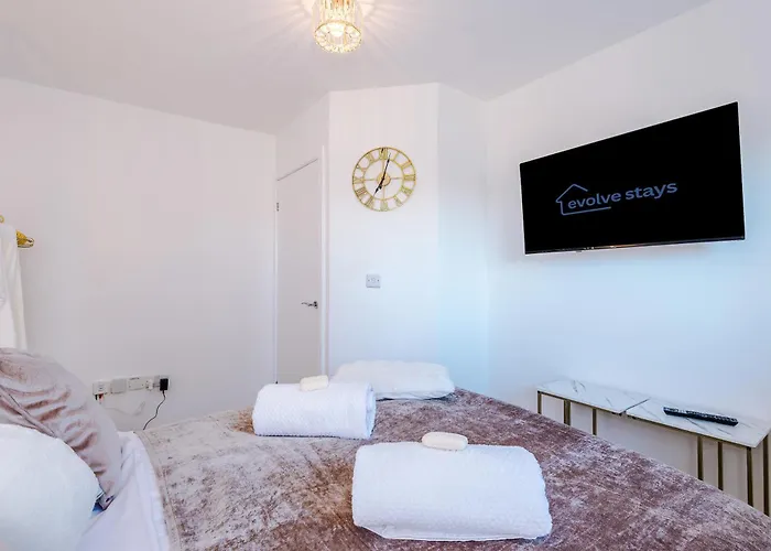 Stylish Mcr 1br Etihad Coop Live Parking