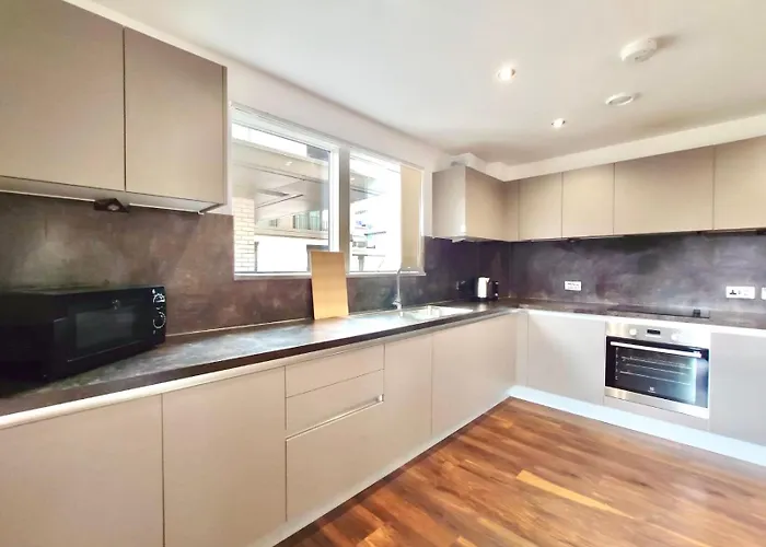 Modern Near Oxford Road, Centre