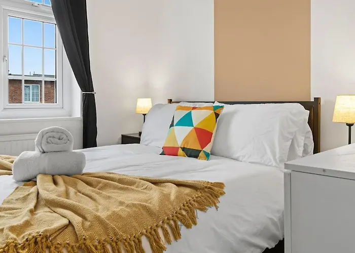 Modern 4 Bedroom House For 9 Guests With Free Parking By The Cosy Corner Nationwide