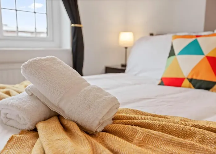 Modern 4 Bedroom House For 9 Guests With Free Parking By The Cosy Corner Nationwide