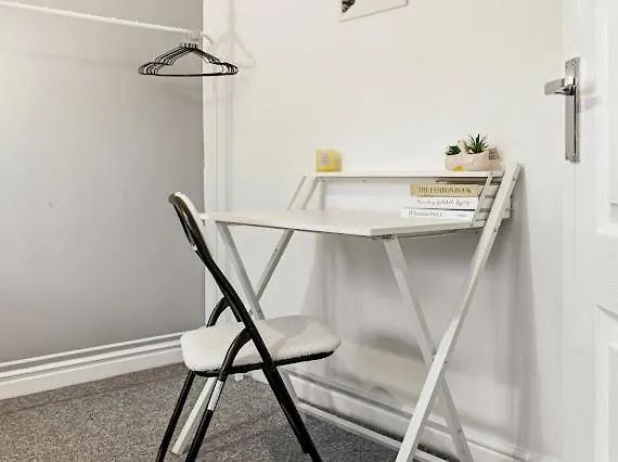 Arosa Escape- Modern2 Bed Suite,sleeps 5,free Parking,ps4,kingbed,wifi,near Christies * 맨체스터