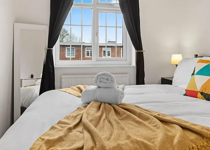 Modern 4 Bedroom House For 9 Guests With Free Parking By The Cosy Corner Nationwide * Манчестер