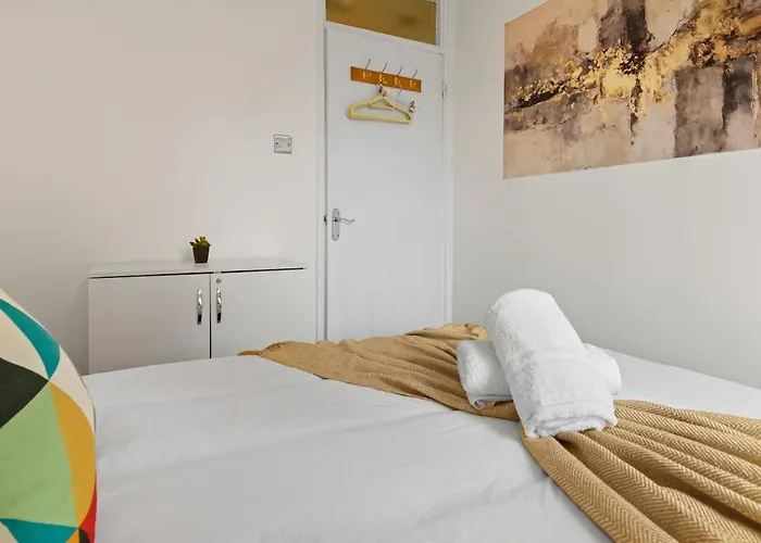 Modern 4 Bedroom House For 9 Guests With Free Parking By The Cosy Corner Nationwide