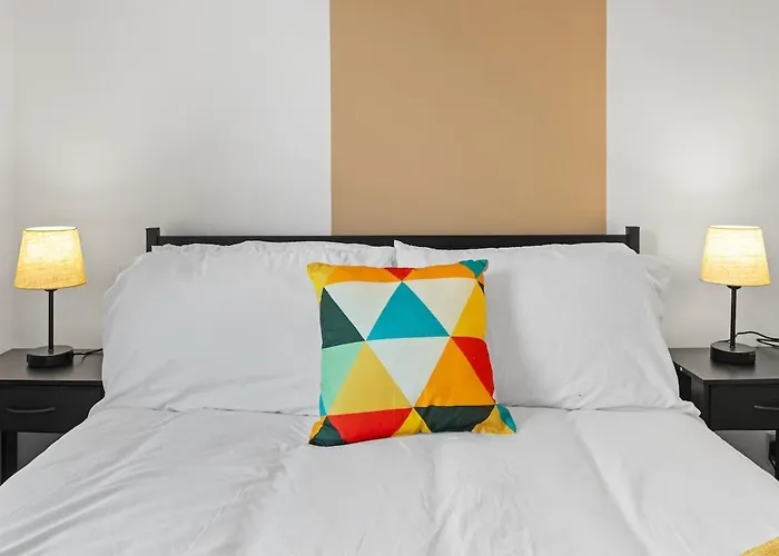 Modern 4 Bedroom House For 9 Guests With Free Parking By The Cosy Corner Nationwide *