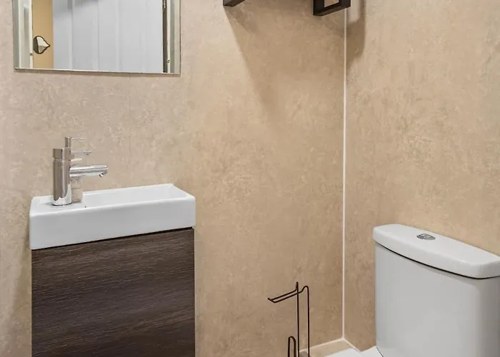 Modern 4 Bedroom House For 9 Guests With Free Parking By The Cosy Corner Nationwide Апартаменты *