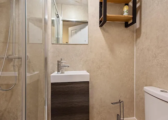 Modern 4 Bedroom House For 9 Guests With Free Parking By The Cosy Corner Nationwide 아파트