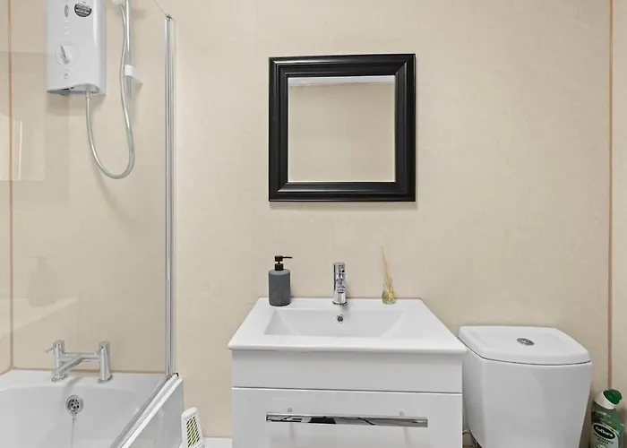 Modern 4 Bedroom House For 9 Guests With Free Parking By The Cosy Corner Nationwide *