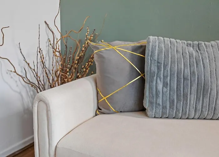 Modern 4 Bedroom House For 9 Guests With Free Parking By The Cosy Corner Nationwide *