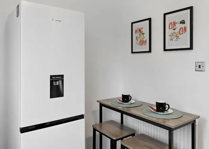 Modern 4 Bedroom House For 9 Guests With Free Parking By The Cosy Corner Nationwide Апартаменты *