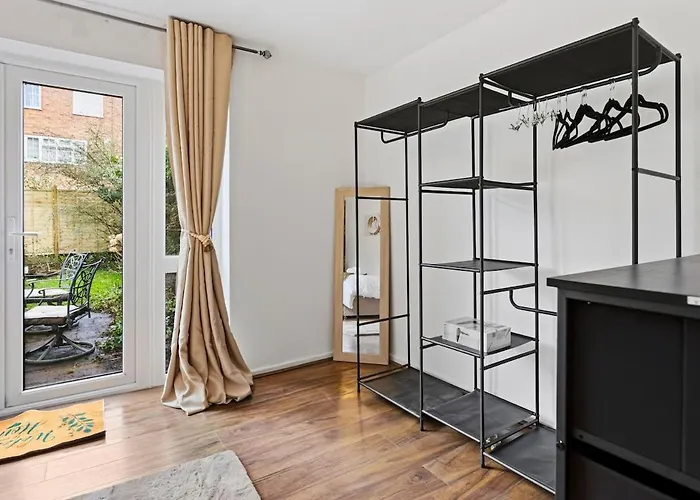 Modern 4 Bedroom House For 9 Guests With Free Parking By The Cosy Corner Nationwide 아파트 *