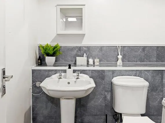 Arosa Escape- Modern2 Bed Suite,sleeps 5,free Parking,ps4,kingbed,wifi,near Christies * 맨체스터