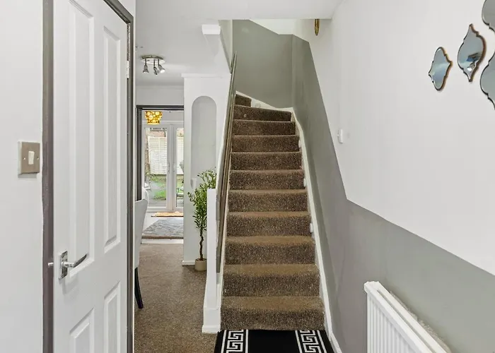 Modern 4 Bedroom House For 9 Guests With Free Parking By The Cosy Corner Nationwide