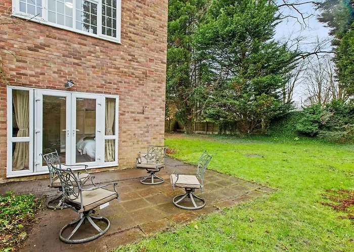 Modern 4 Bedroom House For 9 Guests With Free Parking By The Cosy Corner Nationwide 아파트 *