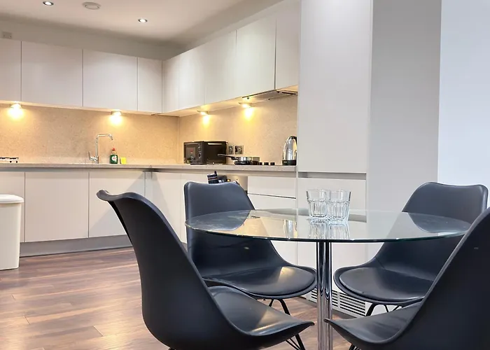 Modern Near Oxford Road, Centre * 맨체스터