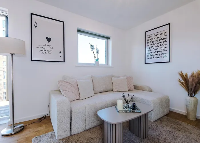 Stylish Mcr 1br Etihad Coop Live Parking