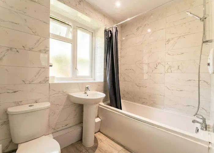 Bright Three Bedroom With Free Parking And Wifi מנצ'סטר