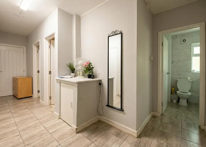 Bright Three Bedroom With Free Parking And Wifi * 맨체스터