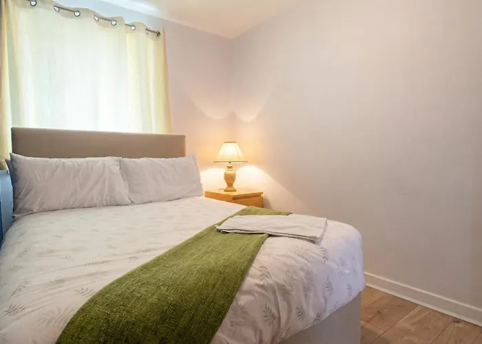 Bright Three Bedroom With Free Parking And Wifi