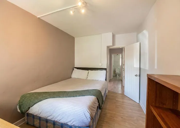 Bright Three Bedroom With Free Parking And Wifi דירה