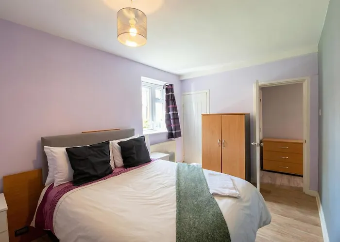 דירה Bright Three Bedroom With Free Parking And Wifi