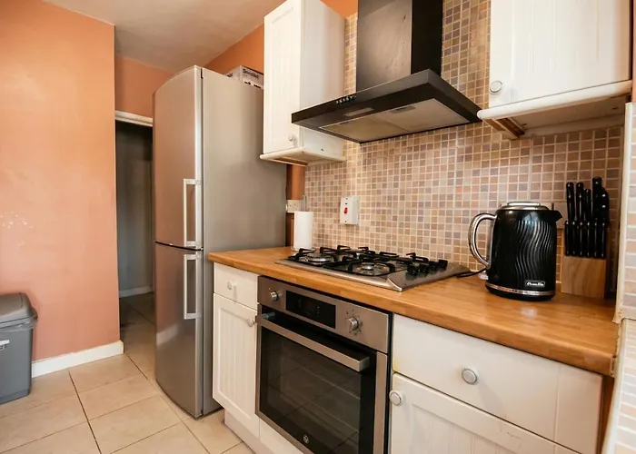 Bright Three Bedroom With Free Parking And Wifi *